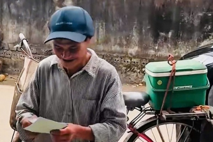 Người cha nghèo đạp xe khắp xóm mời cưới con