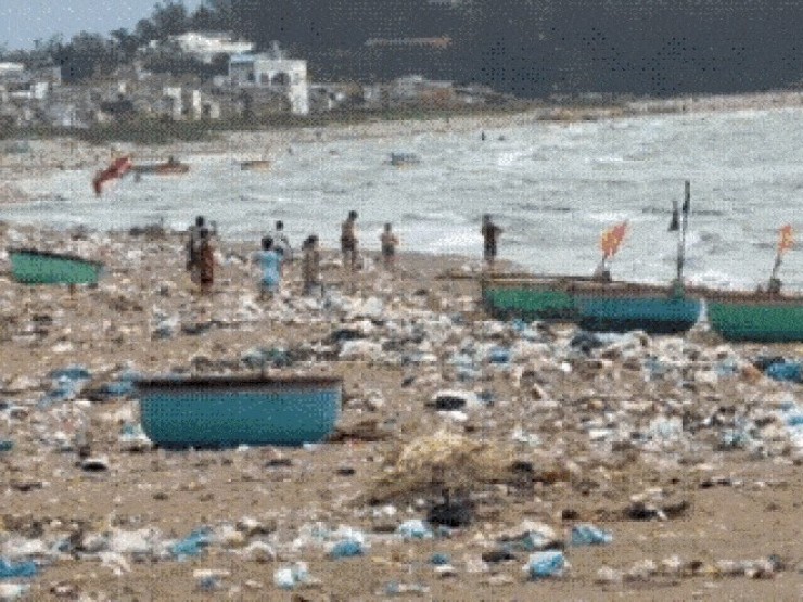 Bãi biển ở Lâm Đồng ngập rác, ô nhiễm nghiêm trọng