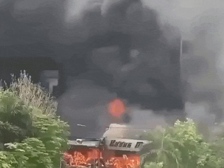 Cháy lớn thiêu rụi 7 ki-ốt ở Bắc Ninh