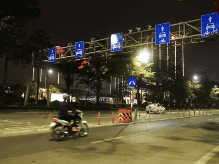 Cận cảnh dàn camera AI ‘chớp nháy’ ghi hình xuyên đêm tại Hà Nội