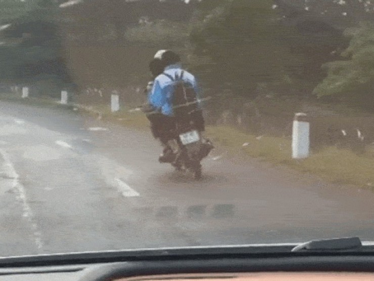 Nam sinh chạy xe lạng lách bị xử phạt, tịch thu phương tiện