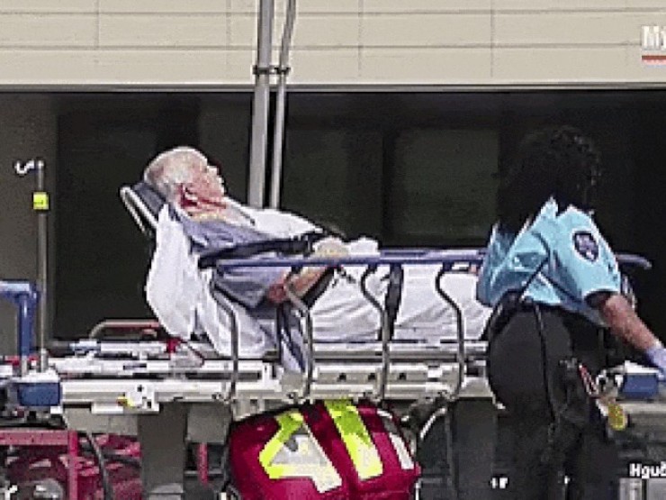 Giây phút nghẹt thở: Hiệu trưởng trúng đạn vẫn lao vào chặn tay súng ở Mỹ