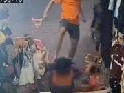 Người phụ nữ bị gã đàn ông đá vào mặt khi đang trông con