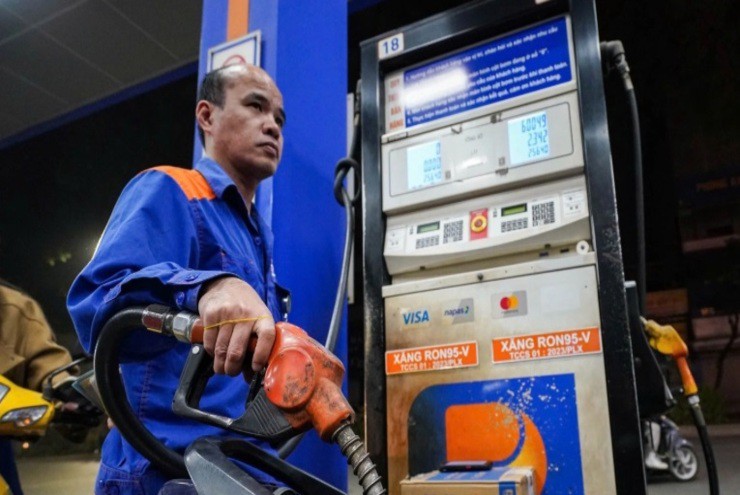 Giá xăng dầu hôm nay 15/4 mới nhất: Nín thở chờ đợi động thái mới từ Mỹ và Iran