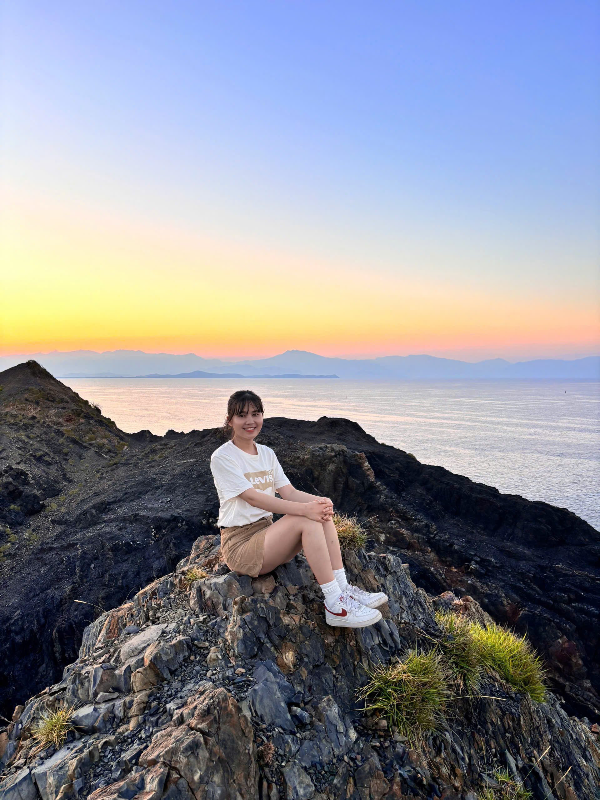 Từ hòn Mỹ Giang, du khách có thể ngắm nhìn toàn cảnh vịnh Vân Phong từ trên cao