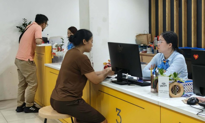 Người dùng làm thủ tục tại cửa hàng MobiFone, tối 14/4. Ảnh: Trọng Đạt