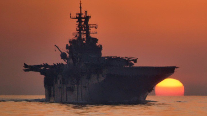 Tàu tấn công đổ bộ USS Bataan (LHD 5) di chuyển qua eo biển Hormuz. (Ảnh: 19Fortyfive)