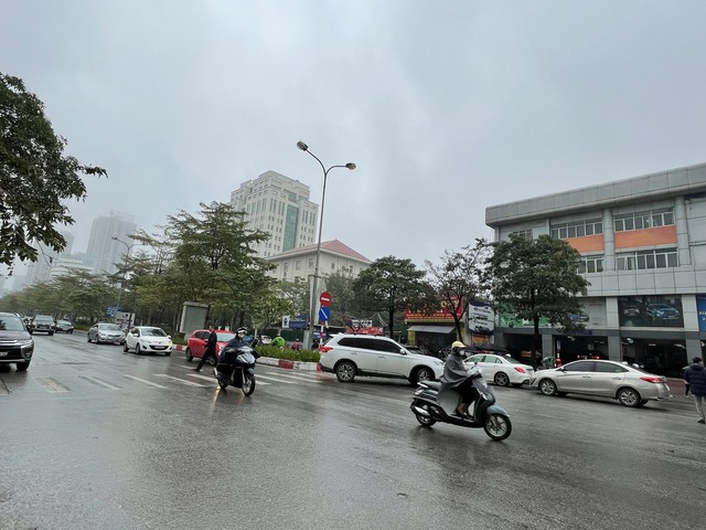 Theo dự báo thời tiết, Hà Nội và miền Bắc sắp có mưa dông do ảnh hưởng của không khí lạnh. Ảnh: T.H