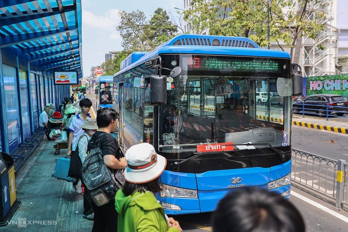 Người dân đón xe buýt ở trung tâm TP HCM, tháng 4/2026. Ảnh: Quỳnh Trần