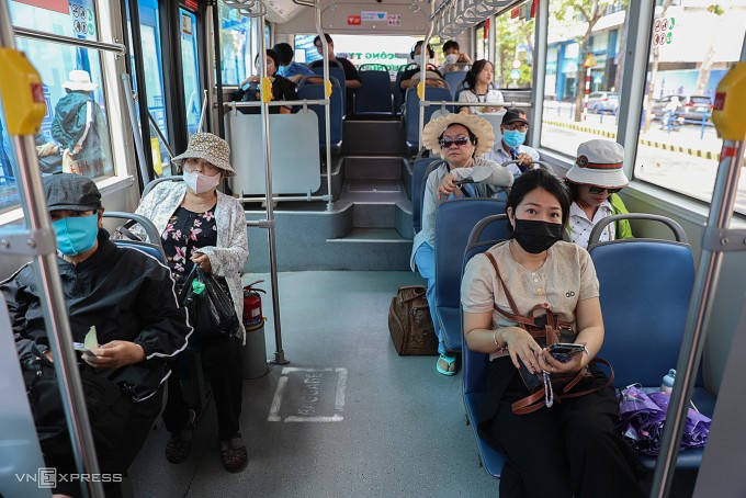 Hành khách đi xe buýt điện ở TP HCM, tháng 4/2026. Ảnh: Quỳnh Trần
