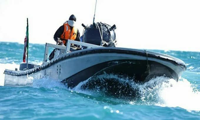 Thủy lôi được chở trên xuồng cao tốc Iran. Ảnh: Tasnim