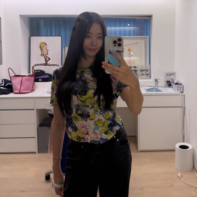 Kim Sa Rang duy trì mức cân dao động 49 kg (cao 1,73 cm), giữ vóc dáng thon thả nhiều năm qua.