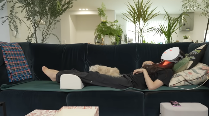 Kim Sa Rang yêu thích sử dụng mặt nạ đèn LED để chăm sóc da, ngừa lão hóa.