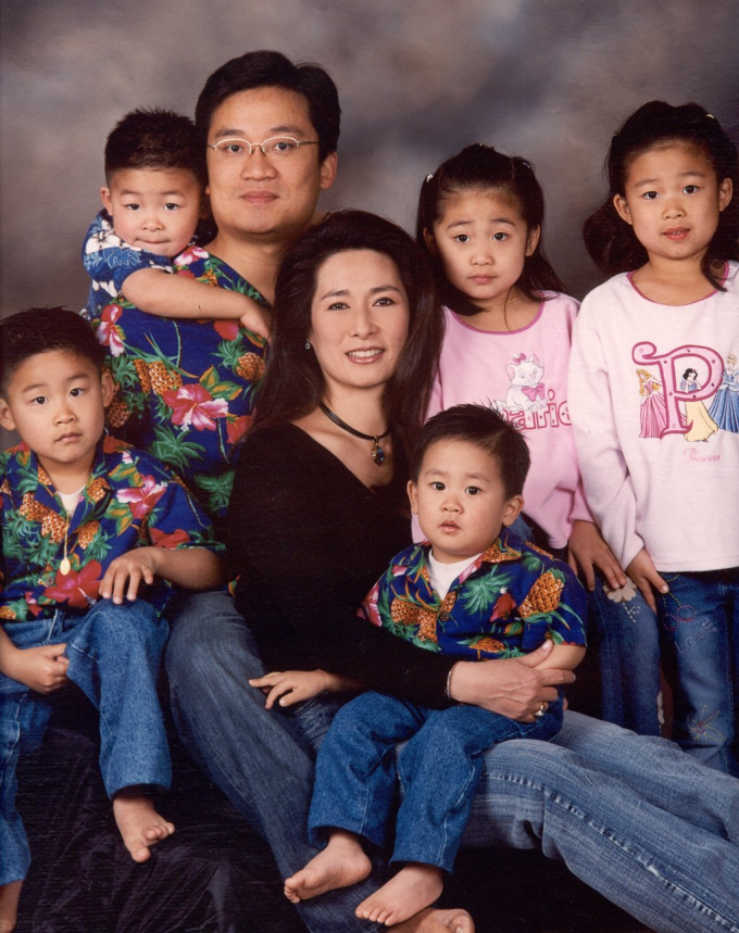 (Từ trái sang phải) Niq, Aleq, Leon, Jennifer, Nasdaq, Audree và Nina khi các con còn nhỏ. Ảnh: Niq Chen