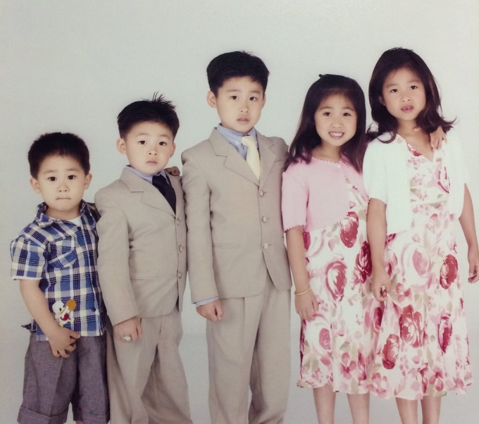 5anh chị em ruột được chụp ảnh vào năm 2004. Ảnh: Niq Chen