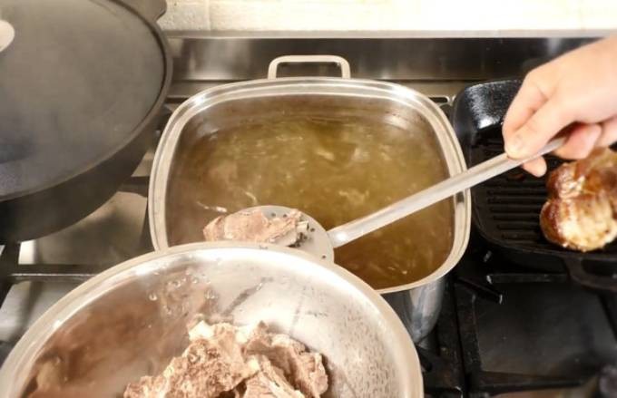 Nhiều người lầm tưởng canh xương hầm là bổ xương nhưng lại gây hại thận. Ảnh: ETToday