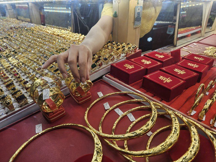 Giá vàng trong nước tăng mạnh theo giá vàng thế giới