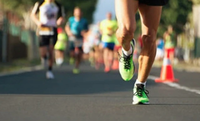Bác sĩ khuyến cáo, người tham gia chạy cần đặc biệt lưu ý các dấu hiệu như chóng mặt, đau ngực, khó thở... Khi xuất hiện những biểu hiện này, cần dừng vận động ngay và tìm kiếm hỗ trợ y tế. Ảnh minh họa: TL