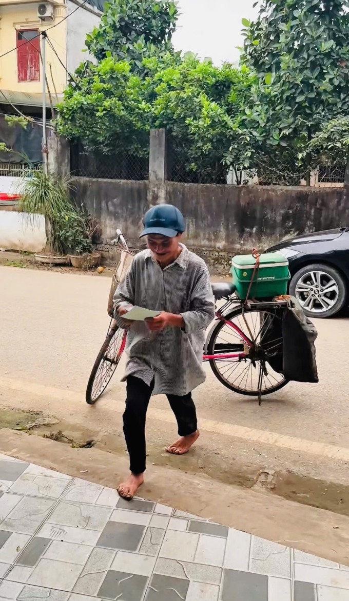 Ông Nguyễn Xuân Dự đạp xe khắp xóm làng, đến từng nhà phát thiệp mời đám cưới con gái. Ảnh: Đặng Thế Tùng