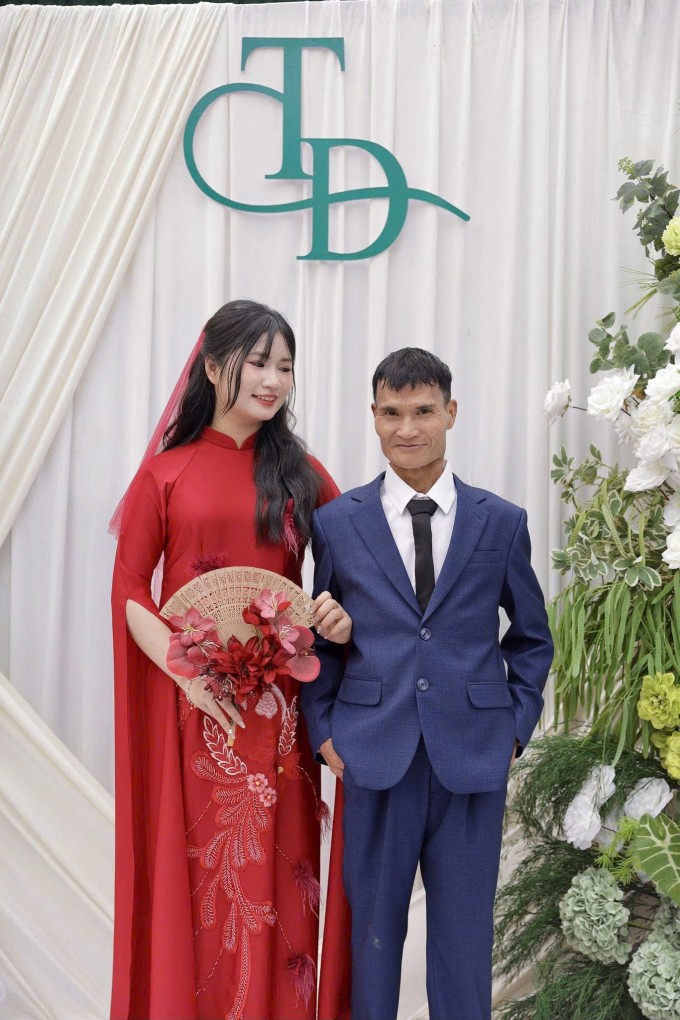 Ông Dự và con gái trong ngày cưới. Ảnh: Đặng Thế Tùng