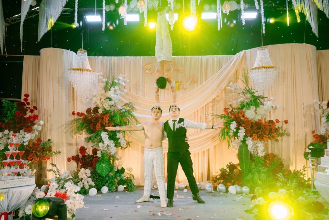 Chú rể Đăng Chính, 25 tuổi, có khoảng 10 năm làm diễn viên xiếc. Ảnh: NVCC