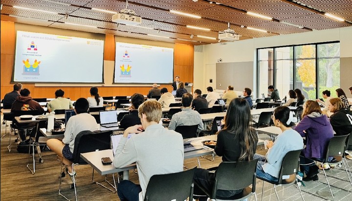 Việt Anh trình bày nghiên cứu tại Đại học Stanford, California, Mỹ hồi tháng 1/2025.