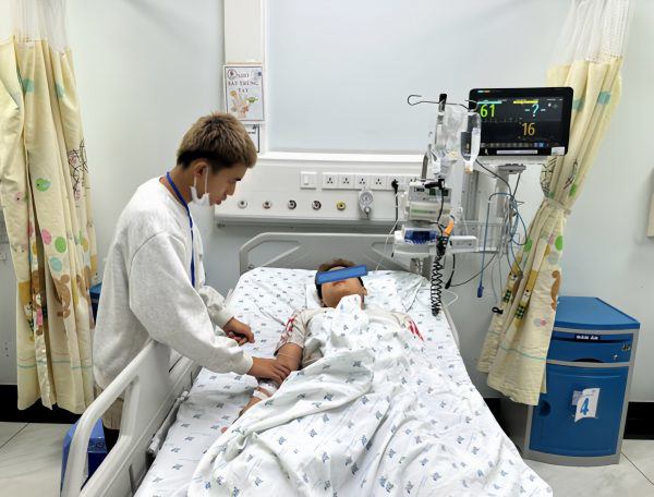 Bệnh nhi được chẩn đoán liệt chu kỳ hạ kali máu. Ảnh: BVCC