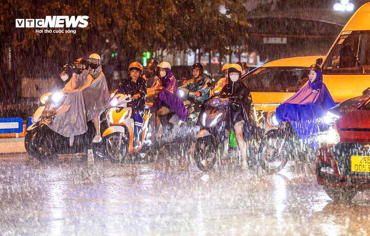 Từ đêm mai 16/4, Hà Nội và các tỉnh, thành miền Bắc chuyển mưa dông. (Ảnh minh hoạ: Đắc Huy)