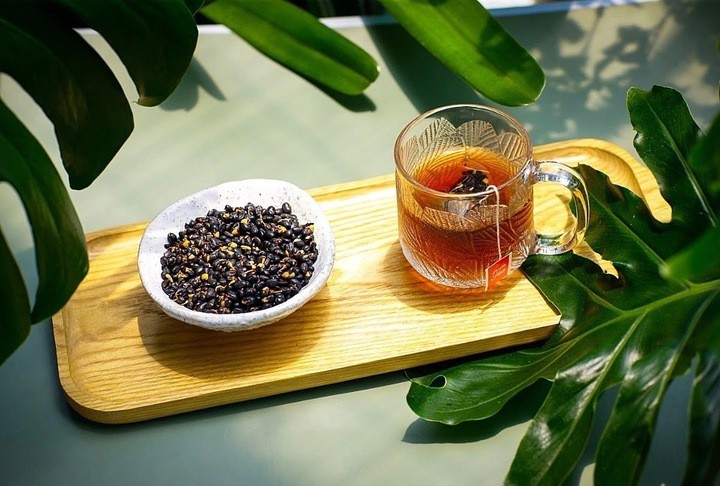 Nước đậu đen rang được coi là đồ uống "thần thánh" vào ngày hè. (Ảnh: Freepik)