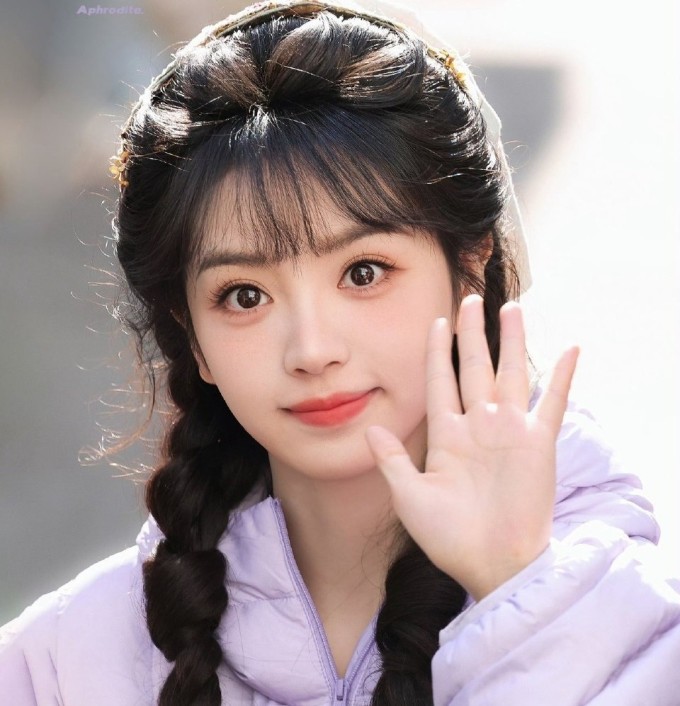 Nữ diễn viên sinh năm 1997 duy trì làn da trắng sứ, mịn màng dù thường xuyên phải hóa trang đậm cho các vai diễn cổ trang. Ảnh: Weibo