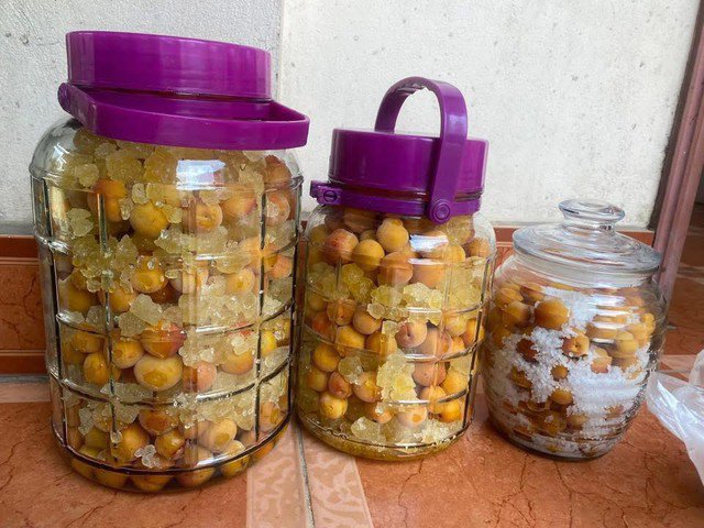 Ngâm mơ cách truyền thống sẽ để được lâu hơn. Ảnh: Lê Hân