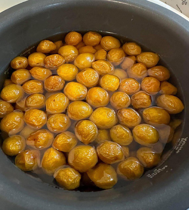 Cách ngâm mơ bằng nồi cơm điện nhanh, tiện cho người bận rộn.