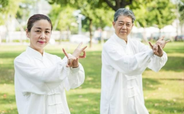 Vận động buổi sáng là một trong 5 thói quen giúp ổn định huyết áp. Ảnh minh họa