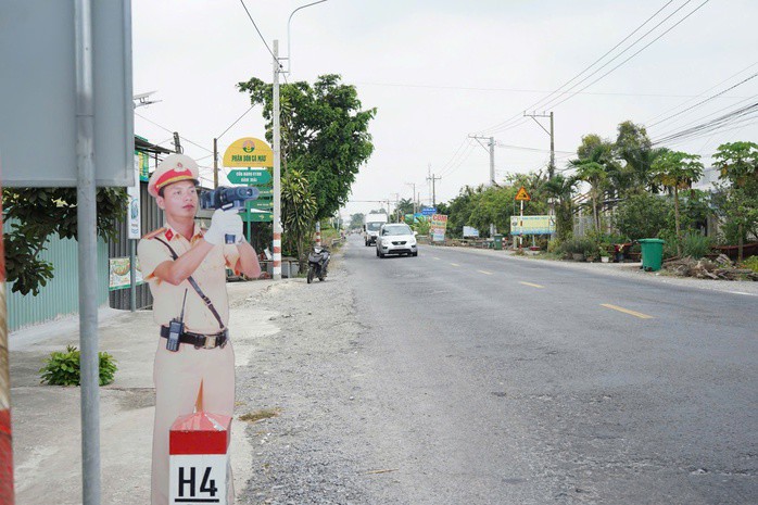 Chiêu lạ của CSGT Tây Ninh: Dựng hình nộm bắn tốc độ để răn tài xế.
