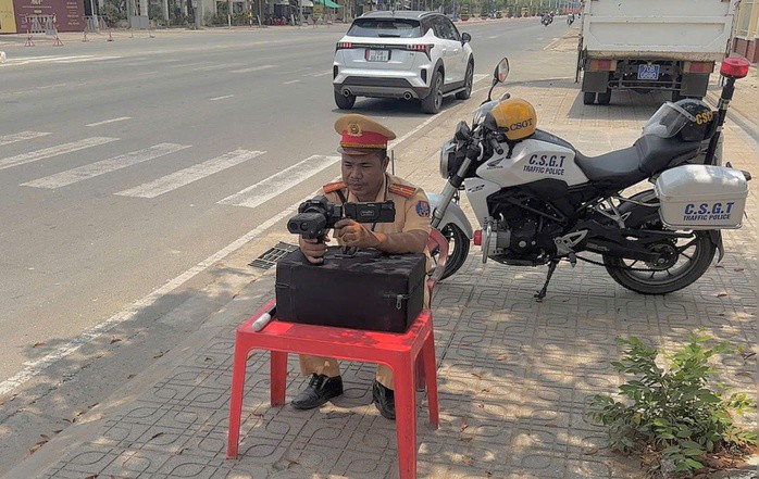 Tổ CSGT Tây Ninh làm nhiệm vụ bắn tốc độ trên quốc lộ N2.