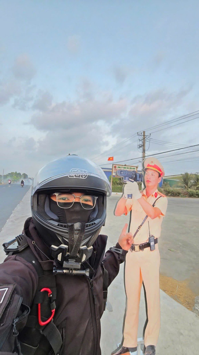 Người dân checkin mô hình CSGT trên Quốc lộ N2. Ảnh: Bạn đọc cung cấp