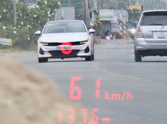 CSGT ghi hình phương tiện ô tô vi phạm tốc độ trên tuyến Quốc lộ N2 qua địa bàn tỉnh Tây Ninh, phục vụ công tác xử lý theo quy định.