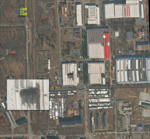 Ảnh vệ tinh khu vực mái nhà xưởng sản xuất tiêm kích Su-57 bị sập. (Nguồn: Exilenova+)