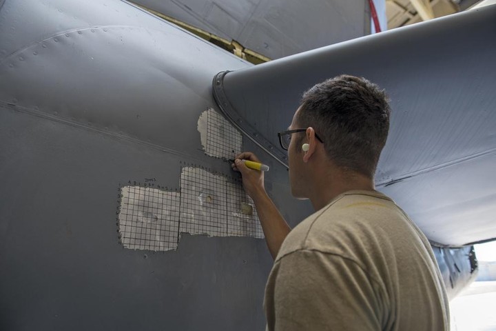 Các vết vá bằng speed tape trên máy bay. Ảnh Dvidshub