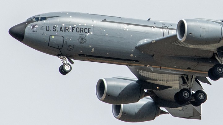 Máy bay tiếp dầu KC-135 với nhiều mảng “speed tape” trên thân. (Ảnh: X)