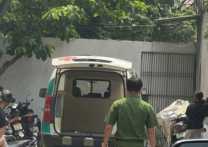 Rất đông người dân tập trung tại khu vực xảy ra vụ việc. Ảnh: T. Vinh