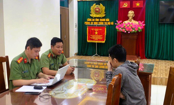 Công an lập biên bản xử lý hành chính nam thanh niên chuyển cuộc gọi đòi nợ sang đường dây nóng của công an. Ảnh: Công an Thanh Hóa