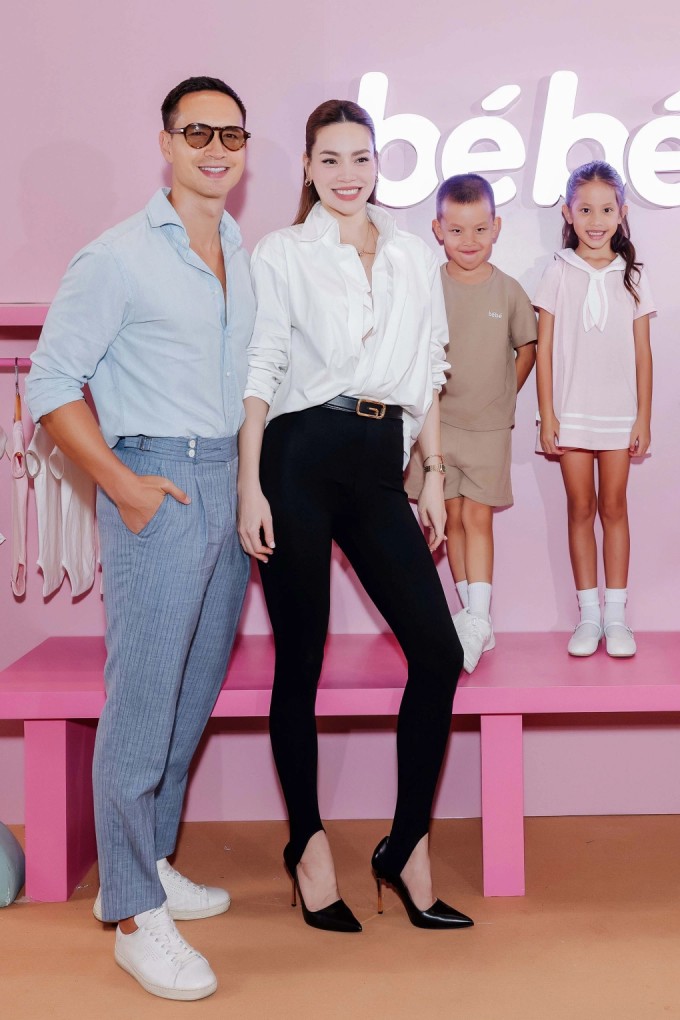 Vợ chồng Hồ Ngọc Hà - Kim Lý bên cặp song sinh Lisa - Leon tại sự kiện hôm 11/4.