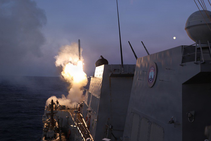 Tàu USS Thomas Hudner phóng tên lửa tấn công mặt đất Tomahawk hôm 5-3. Đây là một trong các tàu chiến Mỹ tham gia phong tỏa eo biển Hormuz - Ảnh: CENTCOM/BỘ CHIẾN TRANH MỸ