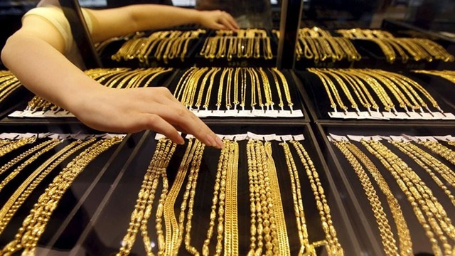 Giá vàng hôm nay, ngày 15/4, biến động đủ các hướng giá vàng miếng và giá vàng nhẫn trong nước.