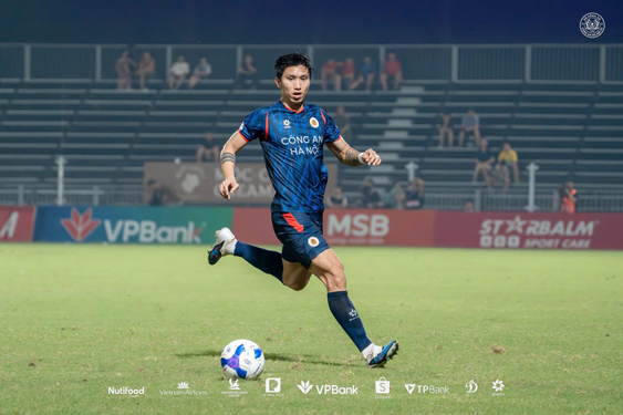 Đoàn Văn Hậu cần phải học cách kiểm soát nhiều hơn. (Ảnh: CLB CÔNG AN HÀ NỘI)