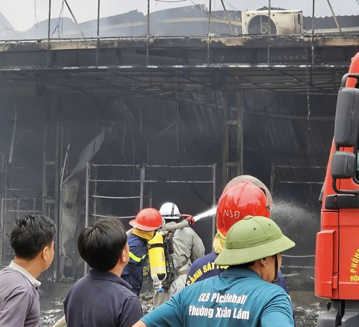 Hơn 1 tiếng sau, đám cháy được khống chế.