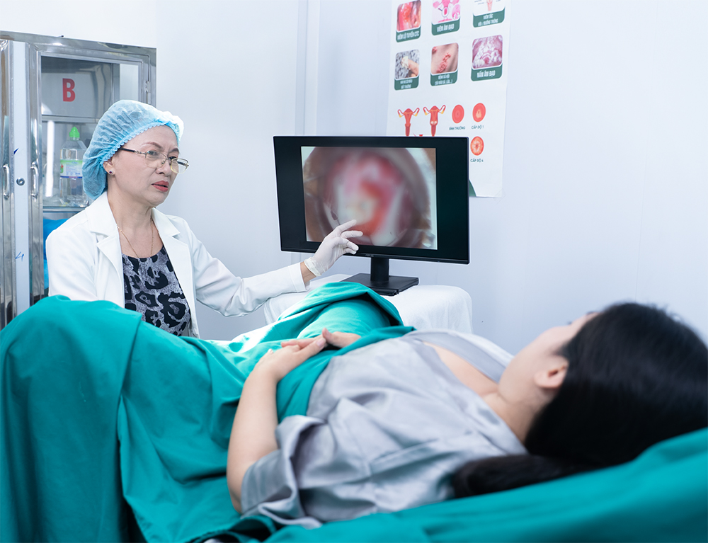 Bác sĩ Trần Thị Kim Phượng đang thăm khám cho người bệnh