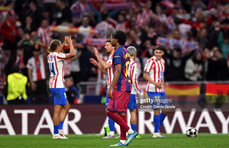 Yamal tỏ rõ sự thất vọng, trong khi các cầu thủ Atletico ăn mừng tấm&nbsp;vé vào bán kết Champions League