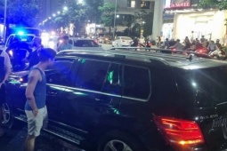 Tài xế ôtô có nồng độ cồn đâm ba xe máy ở Hà Nội